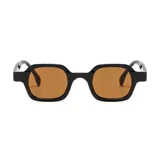 Lentes de sol unisex con montura rectangular negra y lentes marrones. Fabricados con plástico reciclado.