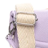 Bandolera lila de cuero sintético con correa de hombro ajustable, cierre con cremallera, forro interior textil y bolsillo interno con cierre.