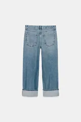 Jeans de tiro bajo y corte recto, confeccionados en denim azul con lavado clásico. Presentan cinco bolsillos, trabillas en la cintura, raya planchada frontal y bajo con vuelta marcada.