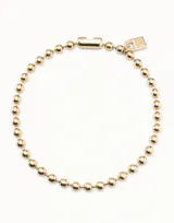 Collar de cuentas esféricas metálicas con baño de oro de 18k, con cierre de tipo hormiga.