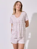 Conjunto de pijama marca René Rofé, compuesto por remera de escote en V con aplique de puntilla y detalle plisado, y short con cintura elastizada.
