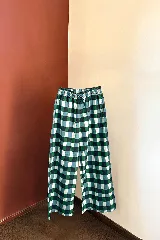 Pantalón de corte recto y holgado con estampado de cuadros vichy en tonos verde, azul y blanco. Cuenta con cintura elástica y cordón ajustable.