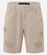 Bermuda masculina de sarga color beige con corte slim, diseño con roturas estilo destroyed y cierre tradicional de botón y cremallera.