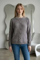 Sweater de tejido de punto chenille color beige, con cuello redondo y diseño de patrón en zigzag vertical en el centro. Presenta puños y ruedo acanalados.