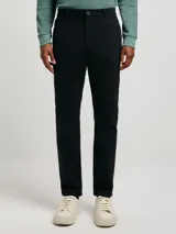 Pantalón de gabardina en color negro, con corte slim fit, cierre de botón y cremallera, y bolsillos laterales y traseros.