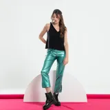 Pantalón de eco cuero color negro, de corte recto y largo cropped.