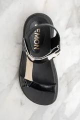 Sandalia de cuero negra con plataforma, tiras combinadas en cuero negro, cuero con estampado animal print y cuero color beige.