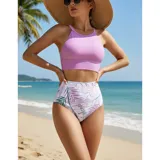 Bikini de dos piezas con top liso de cuello alto y bombacha de tiro alto con estampado de hojas en tonos violeta y verde sobre fondo blanco.