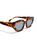 Gafas de sol unisex con montura de carey y lentes grises.