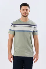Remera de algodón y poliéster color verde militar con diseño de rayas horizontales en tonos azules, blancos y celestes en la parte superior del pecho. Cuenta con cuello redondo y mangas cortas.