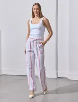 Pantalón de lino de la marca Marissa Olivia, con pretina ancha elastizada y lazo de ajuste. Diseño a rayas verticales en blanco, rojo y azul. Cuenta con bolsillos inclinados en la parte delantera.