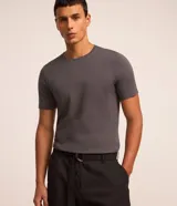 Remera básica de corte slim para hombre, confeccionada en suave algodón peruano con cuello redondo y mangas cortas, de diseño liso.