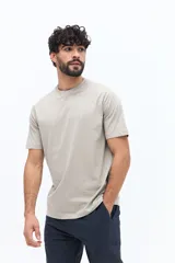 Remera básica de hombre con cuello redondo y mangas cortas, confeccionada en algodón. Presenta un pequeño logo bordado en el pecho.