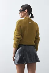 Minifalda de cuero sintético con corte en A y diseño minimalista.