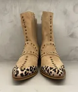 Botas de caña media color beige, con taco de 5 cm y punta combinada con estampado animal print y tachas de metal.