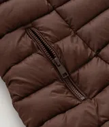 Campera puffer acolchada de corte relajado, con cuello alto, cierre frontal de cremallera y bolsillos laterales. Confeccionada en microfibra de poliamida ultraligera, resistente al agua y respirable.