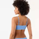 Top bandeau de bikini azul con nudo frontal y pespuntes decorativos en color blanco. Cuenta con tirantes finos regulables.
