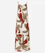 Vestido midi de corte evasé, con escote halter y abertura frontal en el busto, anudado en la parte superior. Presenta un estampado grande de flores y hojas en tonos rojo oscuro, beige y negro sobre fondo crudo. El diseño incluye un volante fruncido en el ruedo inferior.