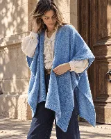 Ruana abierta de lana en color celeste, con caída envolvente, diseño amplio y terminaciones cuidadas en los bordes.