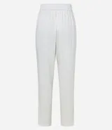 Pantalón celeste de corte recto, confeccionado en tejido de lino y viscosa. Presenta cintura elástica con lazo ajustable, bolsillos laterales y pliegues frontales.