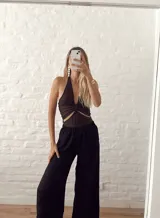 Body marrón con escote halter, detalle de frunce en el centro y aberturas laterales en la cintura.