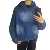 Canguro con capucha de denim azul, con efecto desgastado en el centro del pecho. Presenta un bolsillo canguro frontal y cordones ajustables en el bajo para modificar el calce.