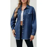 Campera tipo sobrecamisa de denim en tono azul claro, con corte oversize, cuello italiano, cierre frontal con botones metálicos, bolsillos frontales con solapa y ruedo con detalle desflecado.