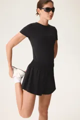 Short deportivo de doble capa negro, con cintura elástica fruncida y calza interior con bolsillo portacelular.