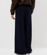Pantalón de corte amplio y tiro alto con estampado de raya de tiza. Confeccionado en tejido de microfibra con caída fluida, cuenta con cintura elástica para mayor comodidad.