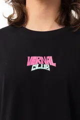 Remera negra de algodón con estampado en la espalda que dice "THE EARTH IS FLAT" y un dibujo de un hombre con micrófono parado sobre una tierra plana.