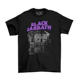 Remera negra de algodón con estampa frontal de la banda Black Sabbath en color violeta y una imagen monocromática de estilo gótico.