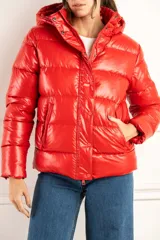 Campera puffer roja con capucha, calce al cuerpo y terminación engomada.