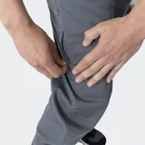 Pantalón utilitario gris con bajo ajustable a dos posiciones, bolsillos delanteros y traseros.