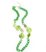 Collar largo de eslabones de resina verde con piezas redondas de resina verde y piezas redondas de metal dorado.