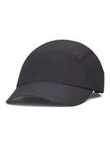 Gorro tipo gorra de 5 paneles de nailon ligero y resistente color negro, con diseño sin estructura, ojales laterales para ventilación y cierre trasero ajustable con cordón elástico.