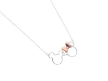 Collar plateado con colgante de siluetas de Mickey y Minnie Mouse. Minnie tiene un moño color oro rosa.