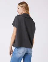 Cardigan gris jaspeado de punto de galga media, con cierre frontal metálico completo y cuello con solapa. Presenta mangas cortas de sisa caída y un corte recto y holgado que llega a la altura de la cadera.