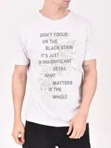 Remera gris melange con estampado de texto en el frente.