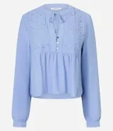 Blusa tipo bata de color celeste con mangas largas y cuello mao con lazo. Presenta detalles de bordado floral calado tipo laise en el frente y cierre parcial con botones.