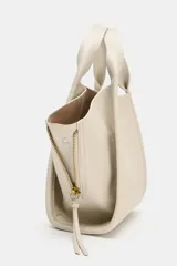 Bolso bandolera de formato city color marrón, con diseño estructurado, pespuntes decorativos, doble asa de mano y cremalleras laterales con tiradores colgantes.