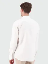Camisa de lino color celeste, de corte clásico, con cuello kent y mangas largas con puños internos estampados en contraste.