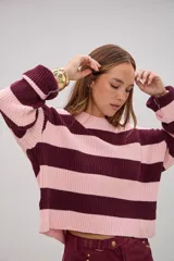 Sweater de tejido de punto con diseño de rayas horizontales anchas en color rosa y bordó, de corte holgado, cuello redondo y mangas largas.