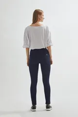 Jegging de jean oscuro tiro alto, con bolsillos traseros y cintura elástica.