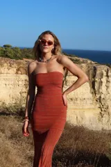 Vestido midi azul de punto con detalles metalizados dorados, escote palabra de honor y corte ajustado al cuerpo.