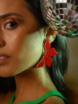 Par de aros dorados con forma de media flor, con detalle de strass negro y gancho de acero quirúrgico.