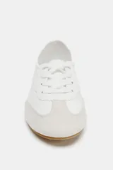 Zapato tipo blucher blanco con puntera y talón en gamuza gris claro, con cordones y suela plana color caramelo.