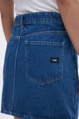 Minifalda de jean azul con bolsillos delanteros y traseros.