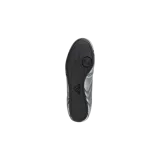 Zapatillas Adidas Taekwondo modelo F50, de color plateado metalizado con detalles en negro, diseño slip-on inspirado en el calzado clásico de artes marciales y fútbol.