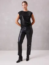 Pantalón recto de eco cuero marca Sound Style, con pretina, pasadores, cierre y botón frontal. Presenta bolsillos simulados en la parte delantera y bolsillos aplicados en la parte trasera.