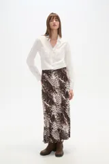 Falda larga de corte recto y caída fluida, con estampado animal print en tonos marrones y blancos.